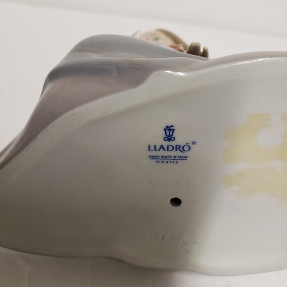 LLadro "NOSTALGIA" #5071Girl sitting on ground flowers in lap Procelain - Picture 5 of 13